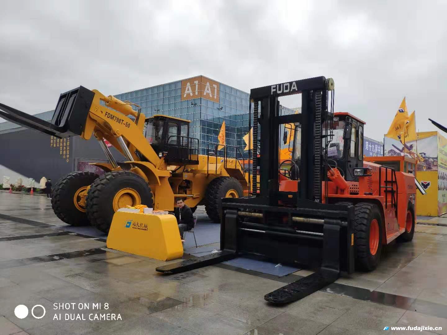 乐玩50吨叉装车亮相2019年厦门乐玩（中国）